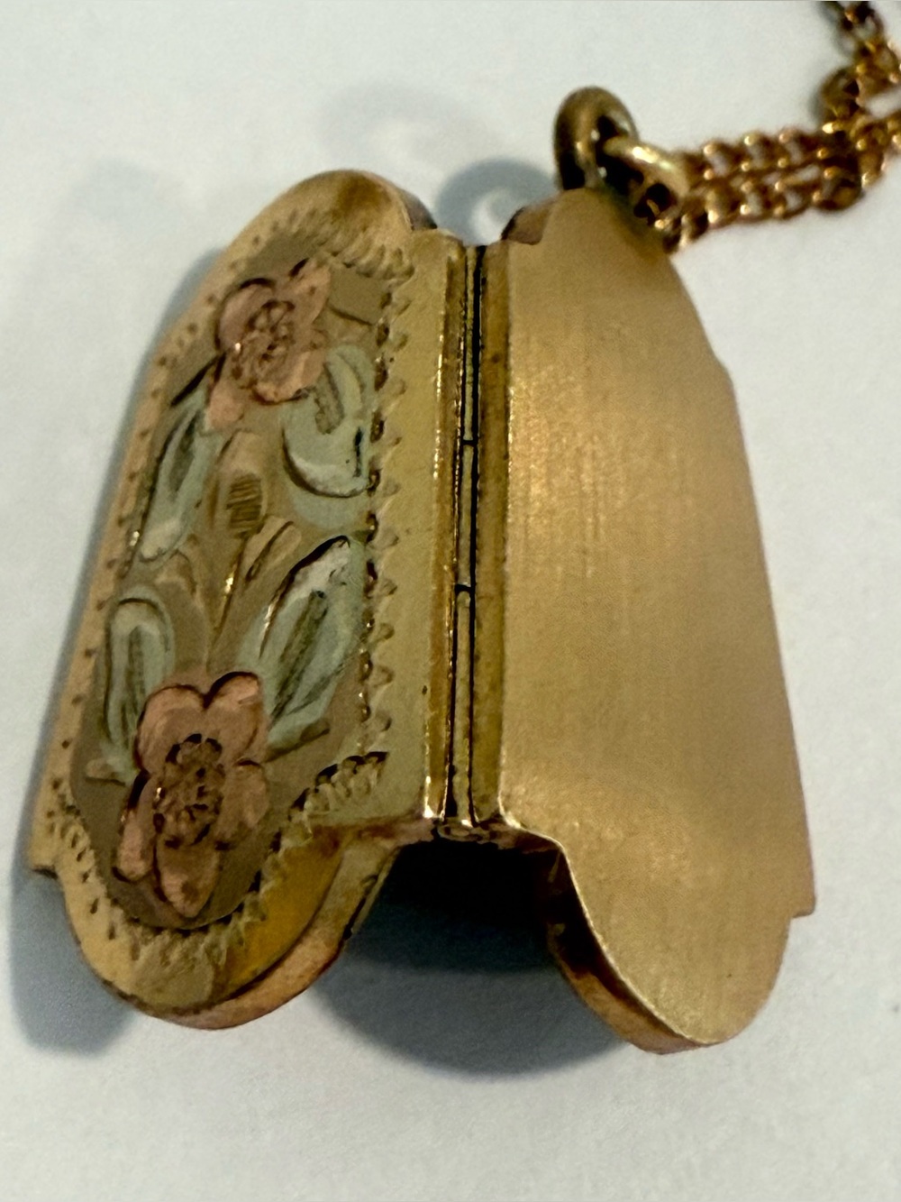 Vintage Gold Filled Etched Floral Flower Locket Necklace - Picture 7 of 13